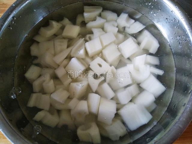 将藕丁泡清水中