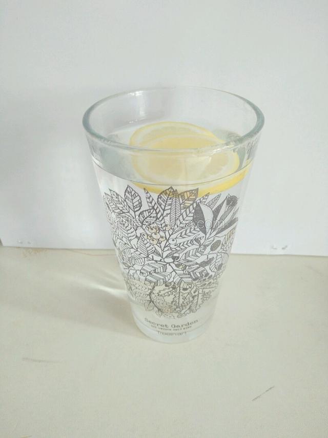 再拿出一个美美的杯子，倒入开水，等水到60℃时放入柠檬片（温度太高会破坏柠檬里的维生素C，但温度太低了维C会出不来）