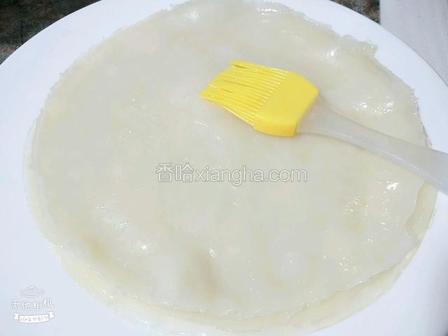 取一个盘子，在表面刷上少量油，放上面皮，在面皮上再刷上少量油，做好的面皮一张一张叠加，每一次都要刷少量油，防止面皮粘连。每一次烫面皮，披萨盘也都要刷少量油。