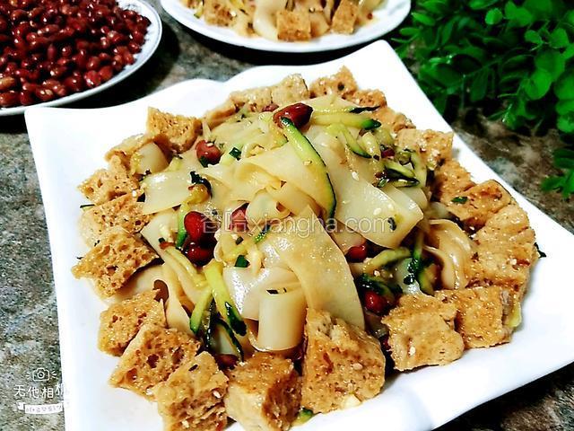 这个食材的量做出来的凉皮，可以满足三个人吃饱，如果胃口小可以四个人吃（一共满满两大盘加一小盘）