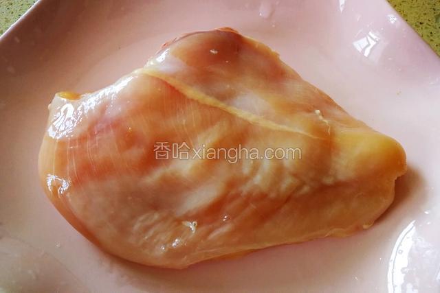 准备材料。
鸡胸肉洗净沥干水分。