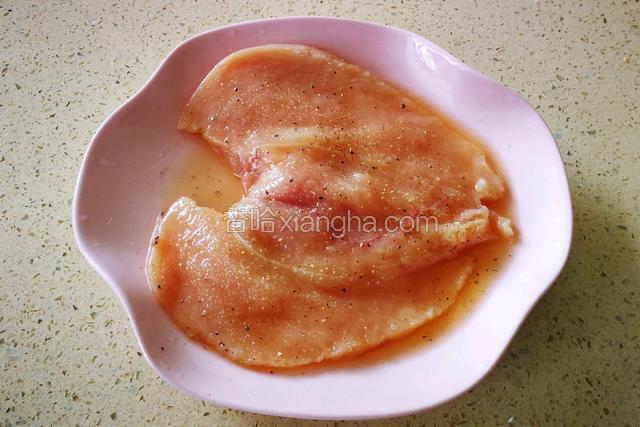 从中间片开装深盘（光滑面向下）。
撒两勺料酒、半茶勺盐、黑胡椒粉、生姜粉。