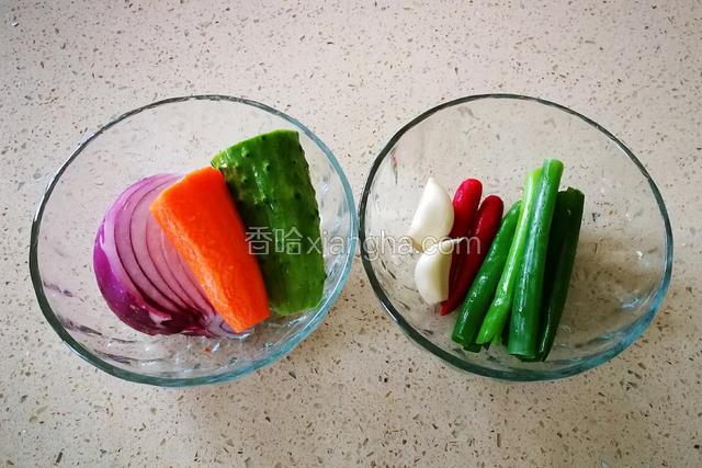 准备配菜。
各自洗净，胡萝卜去皮。