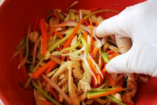 鸡丝、蔬菜丝（葱蒜丝辣椒除外）一齐放入大一点的容器里。
加入半茶勺盐跟半茶勺白糖、一勺海鲜酱油（生抽也行）轻轻抓拌。