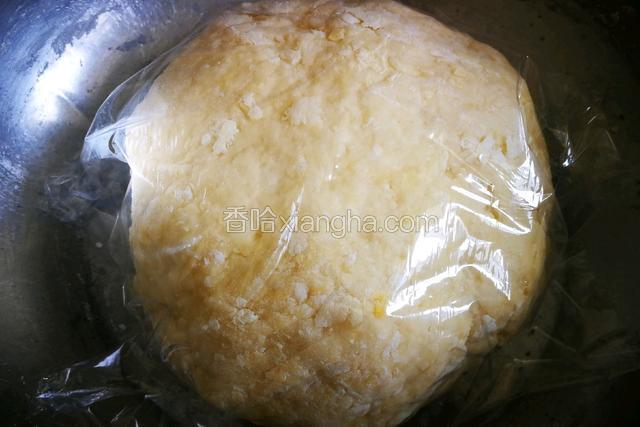 用手和面。
和匀就行不用揉到光滑，盖上保鲜膜醒十分钟。