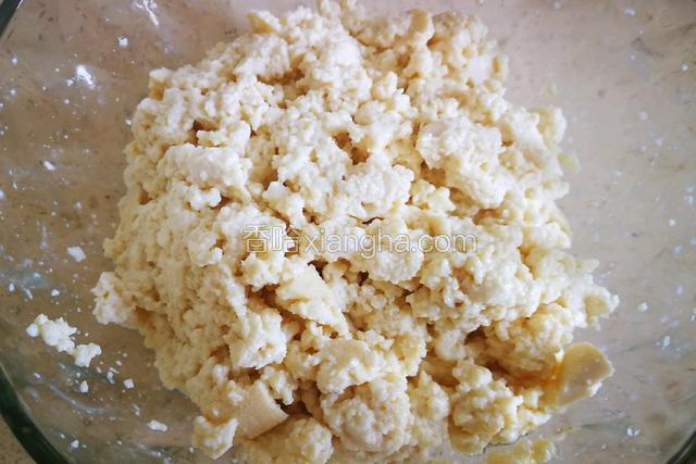 豆腐碾碎。
挤干水分。