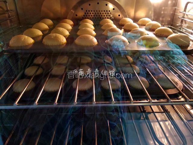 送入预热好的烤箱中层和中下层，风炉150度20分钟。
普通烤箱设置上下火150度20分钟左右。