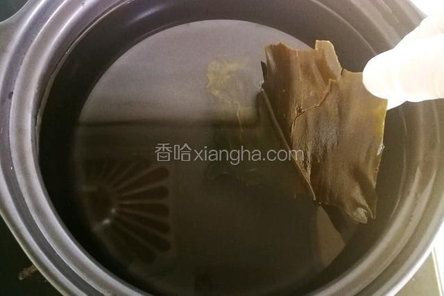 准备汤底。
坐锅烧水，干海带10㎝见方，用干净湿布粗略擦掉表面浮灰，放入锅中。