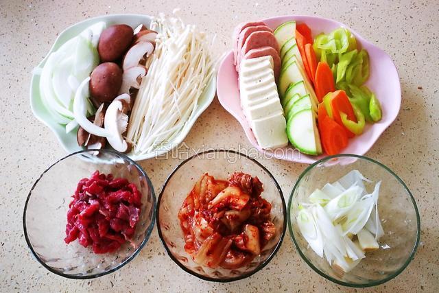 烧水同时准备材料。
豆腐、蔬菜类切0.8厘米左右厚度。
大葱斜切片。
牛肉切薄片。