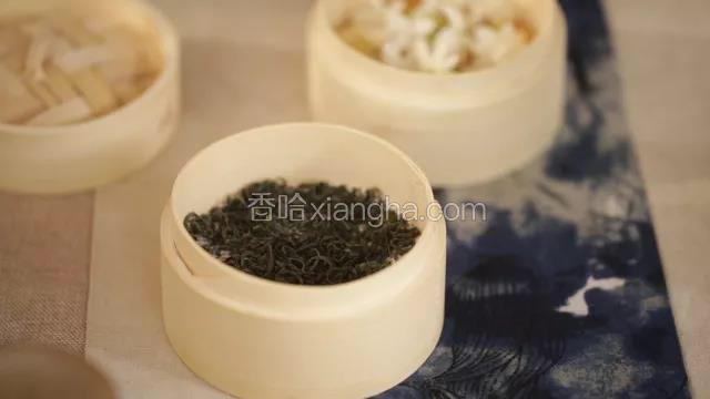 将烘青绿茶直接铺于另一小竹屉内，再将绿茶竹屉置于茉莉花屉之上，盖好盖子