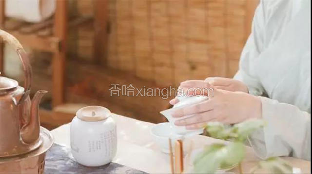  翌日清晨换一次新鲜茉莉花，如此数日，茉莉熏茶即成