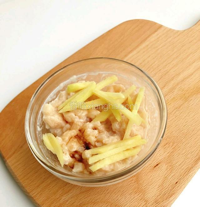 鸡胸肉切丁加一勺淀粉，少许宝宝酱油，生姜
拌匀冷藏腌制半小时挑去生姜
