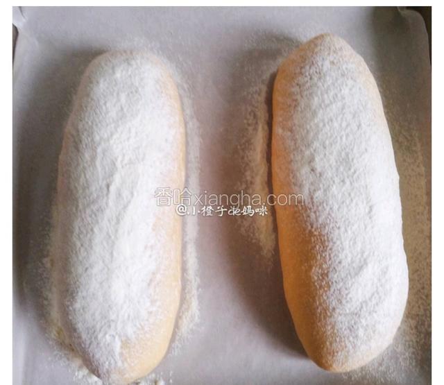 用面粉筛撒上少许低筋面粉，