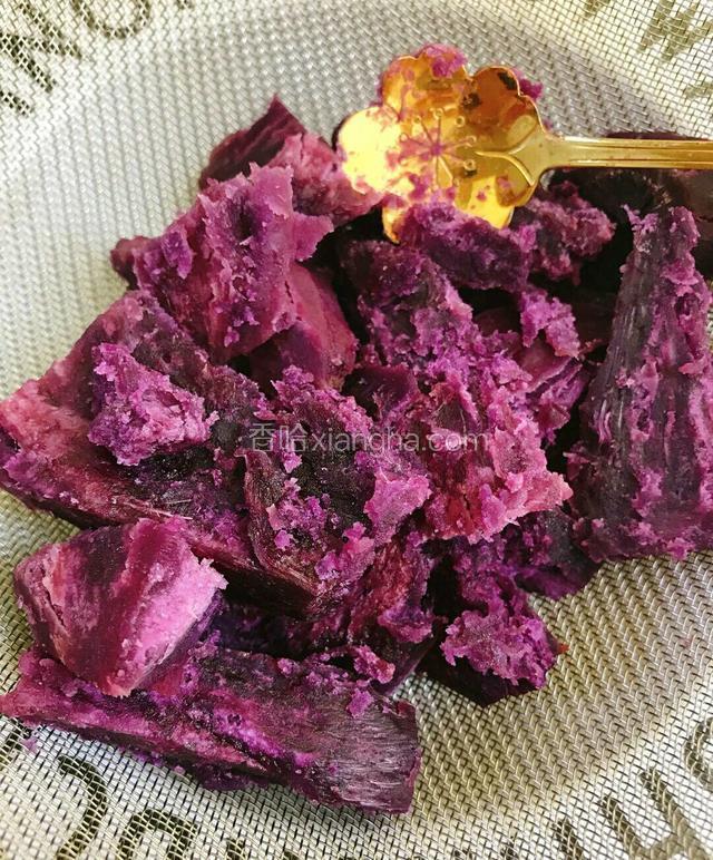 紫薯去皮蒸熟，  放在过滤网内
