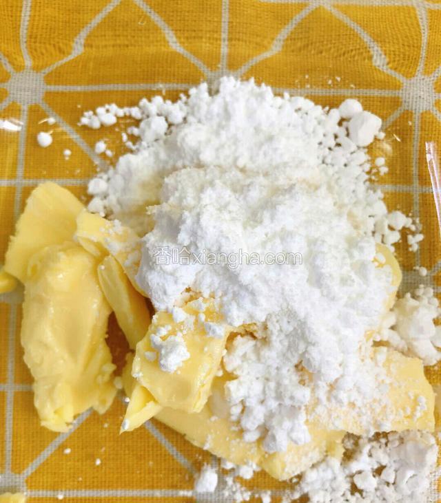 
黄油软化后加入糖粉电动打蛋器打发至变白