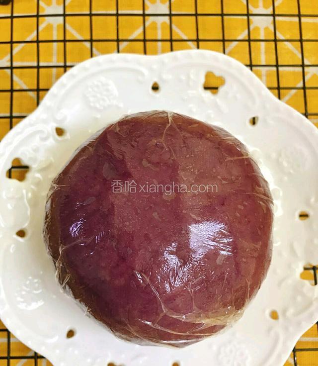 然后揉成一个光滑的面团盖_上保鲜膜
放冰箱冷藏20分钟