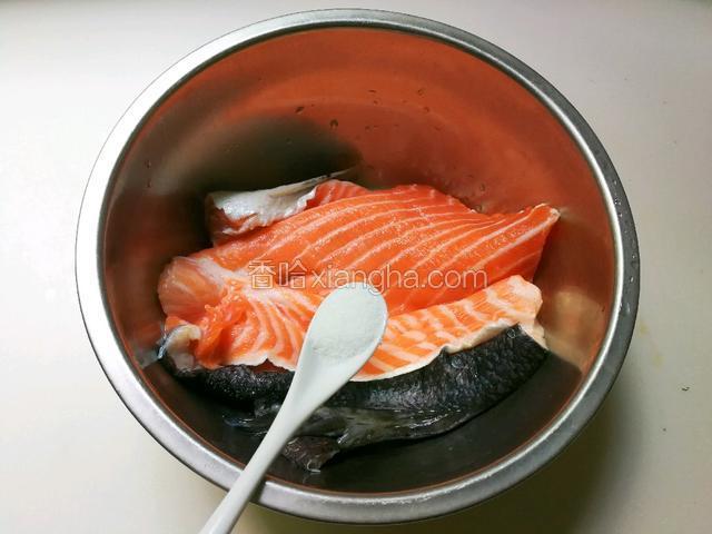 放入一小勺盐