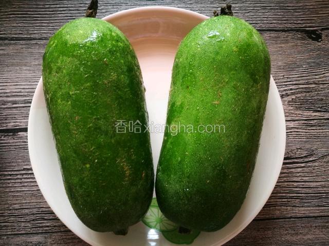 节瓜
选用饱满圆润表皮能看到淡褐色绒毛的节瓜。