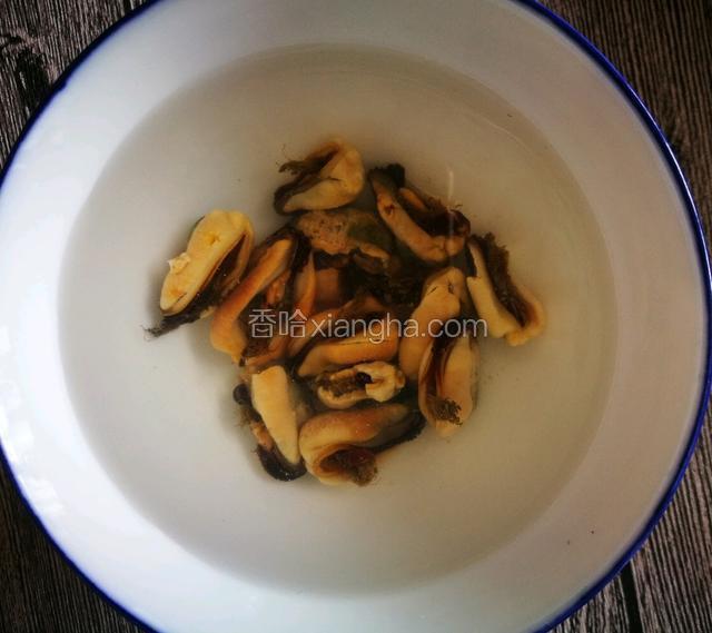 淡菜虽然称之为菜，但却不是蔬菜，而是贻贝贝肉的干制品，也叫海虹、青口，因其味美而淡，故称为“淡菜”。淡菜所含的营养丰富而全面，因而又有“海中鸡蛋”之美誉。淡菜提前用温水浸泡5个小时左右。