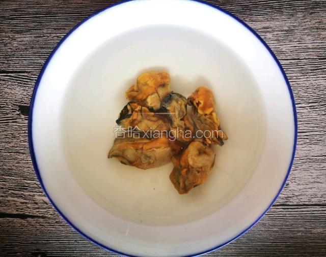 干蚝是一种高蛋白、低脂肪、容易消化且营养丰富的食品，含有丰富的甘氨酸和一种名为肝糖原的糖类物质，它们是牡蛎美味的基础。干蚝提前用温水浸泡5个小时左右。
