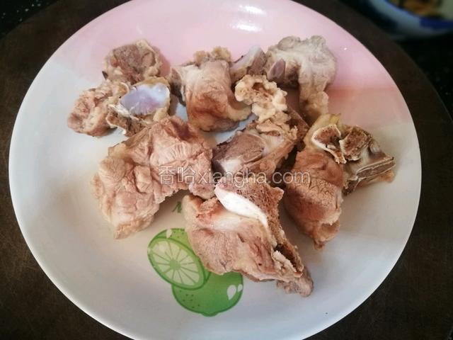 焯过水的猪脊骨，捞起装盘待用。
