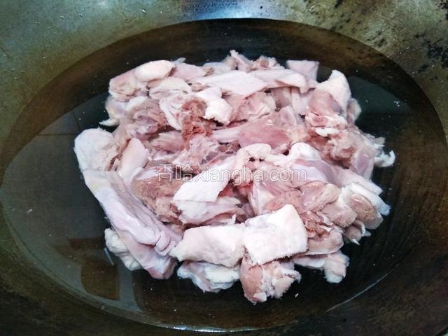 鸭肉洗净放冷水锅中焯水