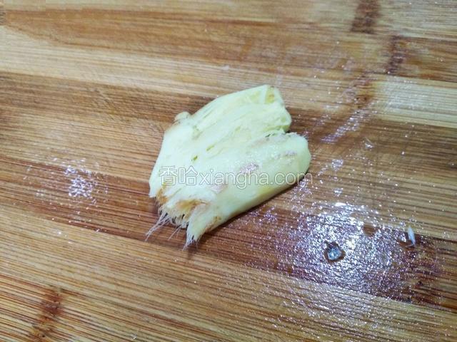 老姜洗净拍破