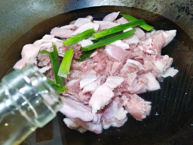锅里放入大葱叶，到少许料酒。