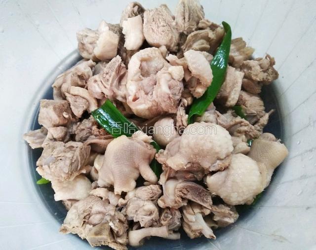 捞出鸭肉用温水冲洗掉浮末，沥干水分。