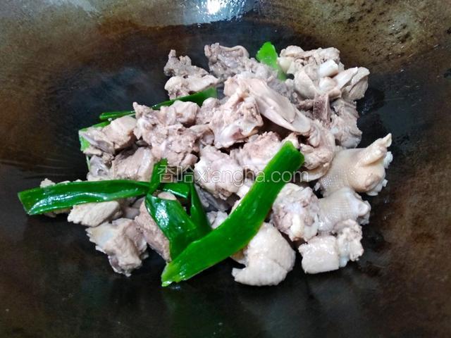 起锅倒少许油，倒入鸭肉翻炒。