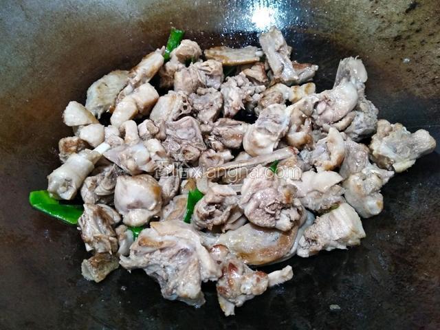 鸭肉炒至水分变干