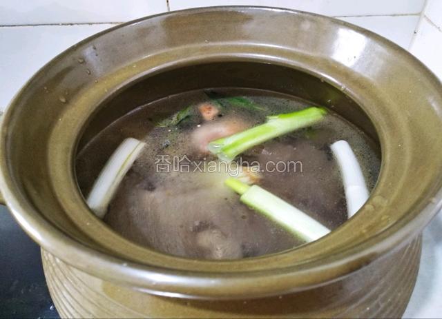 准备好砂锅，倒适量的水，将炒好的鸭肉酸萝卜倒入砂锅中，放入葱段和老姜，盖上盖子开火炖。