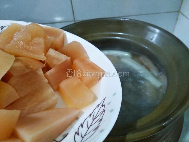 倒入另外一半酸萝卜，继续盖上盖子炖两个小时。