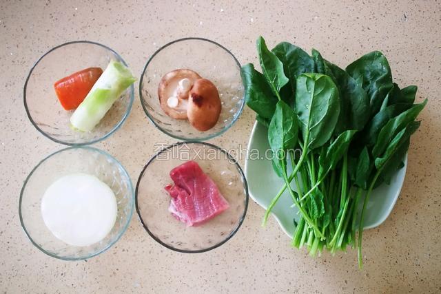 准备食材。
各种食材清洗干净。