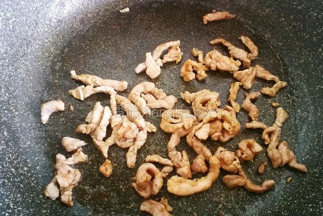 原锅炒腌制好的肉丝，炒熟了盛出备用。