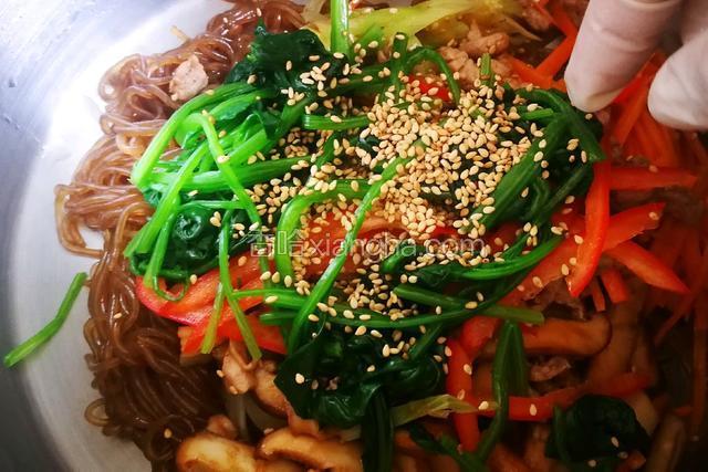粉条温热倒入盆中，加入烹调好的食材。
加半茶勺盐，一勺芝麻，几滴香油。