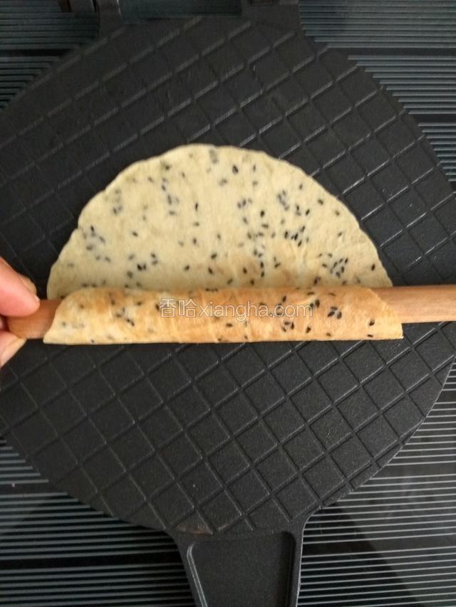 趁热用磨具从一头卷起，速度要快，不然凉了就卷不起来了哦！（没有的话用筷子，一上一下夹住一头，然后卷起来也是可以的！）