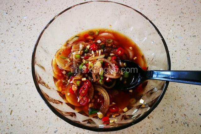 加入适量水，约五汤勺刚摸过食材就行。
搅拌至白糖融化。