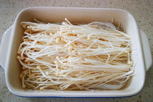取个焗饭盘，用深一点的鱼盘也行。
粉丝铺底，金针菇均匀铺在上边。