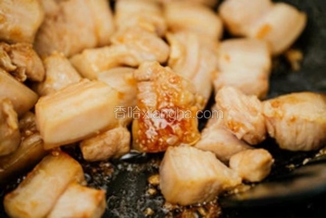 翻炒让五花肉均匀上色