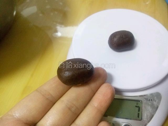 揉成7克一个的小椭圆形 类似咖啡豆的形状 因为全部是蛋黄 粘合力差了一点 揉起来会有点麻烦 不过为了口感 还是努力一下吧