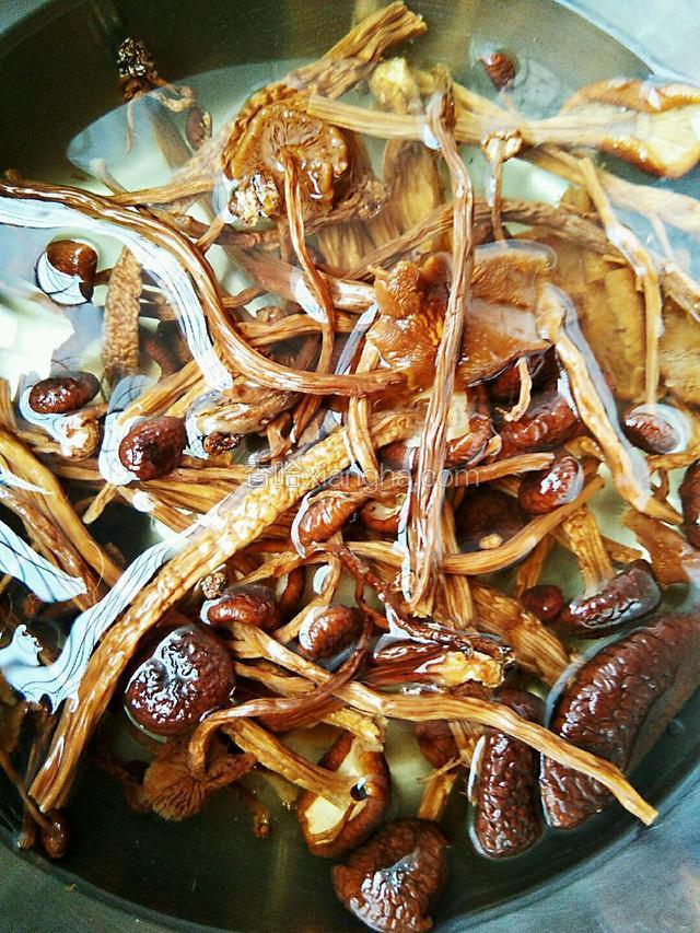 茶树菇用水浸泡30分钟
