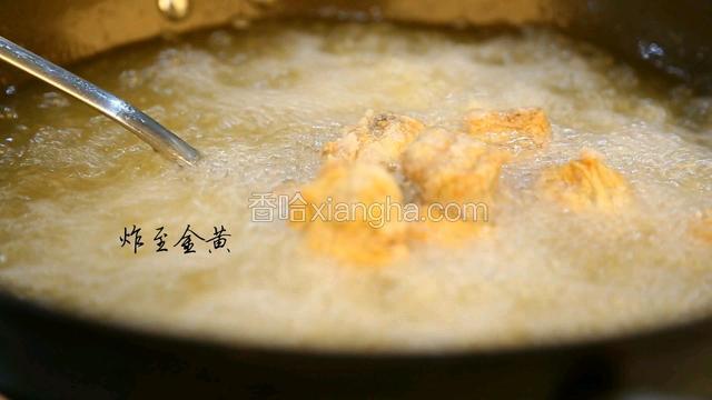 
把裹好粉的排骨放进去，炸至金黄色