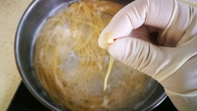 煮至面条断面有白色硬芯，约0.5㎜直径，即可关火捞出备用。
此刻状态叫al dente，是意面最好口感状态。