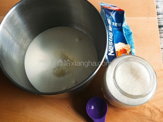 淡奶油中加入20克细砂糖，打发至6成发，可以流动的状态。