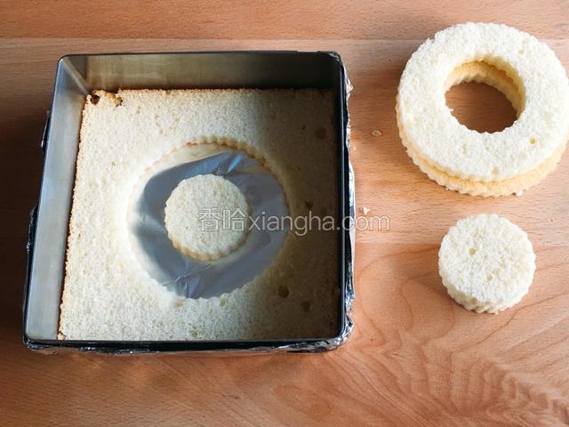 慕斯圈包裹锡纸，放入一大一小的蛋糕片。