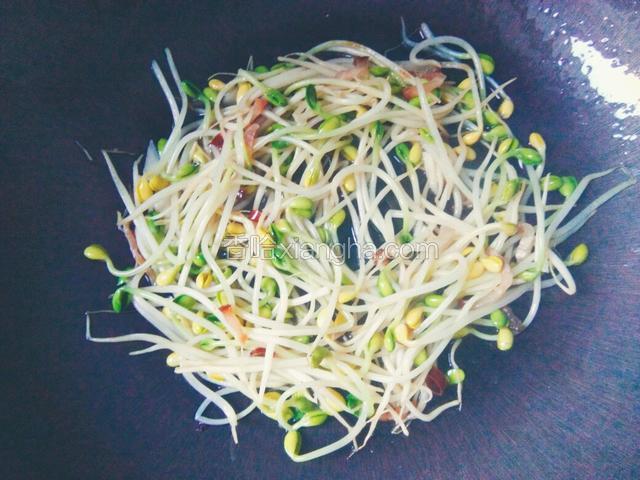 最后放入生抽和鸡精调味。