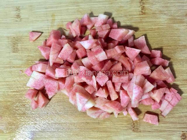 将水蜜桃洗净去皮，切小块
