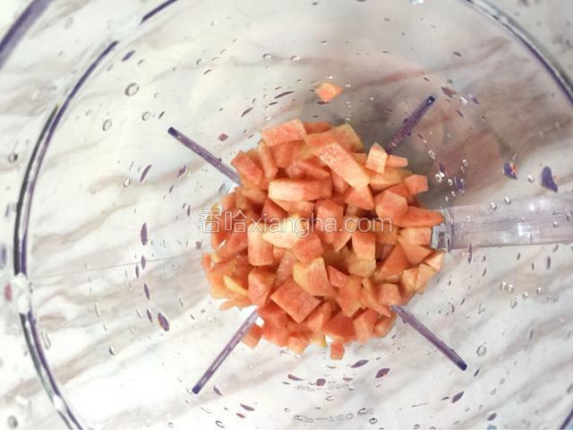 将切好的桃肉放入料理机中