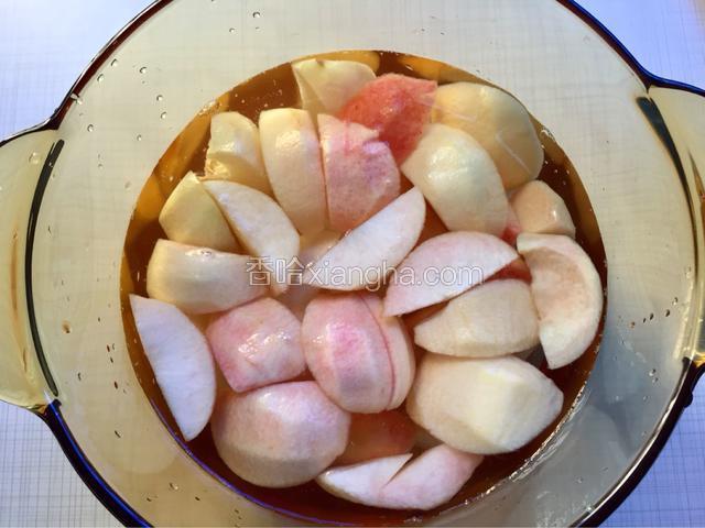 加适量的清水，水必须没过桃肉